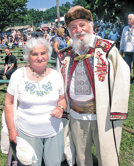 У старовинному лемківському одязі на фестиваль зі Словаччини приїхав академік Микола Мушинка разом із дружиною Магдою. Фото автора
